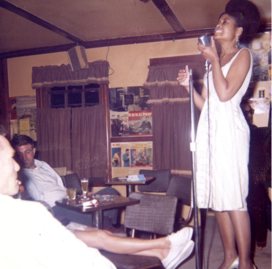 Abbey Lincoln sur la scène de Lennie's on the Turnpike, juillet 1964