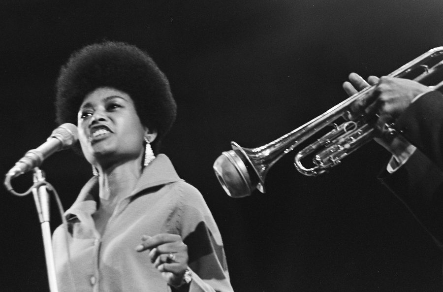 Abbey Lincoln au micro, Amsterdam, 13 juillet 1966 (n° 919-3554)