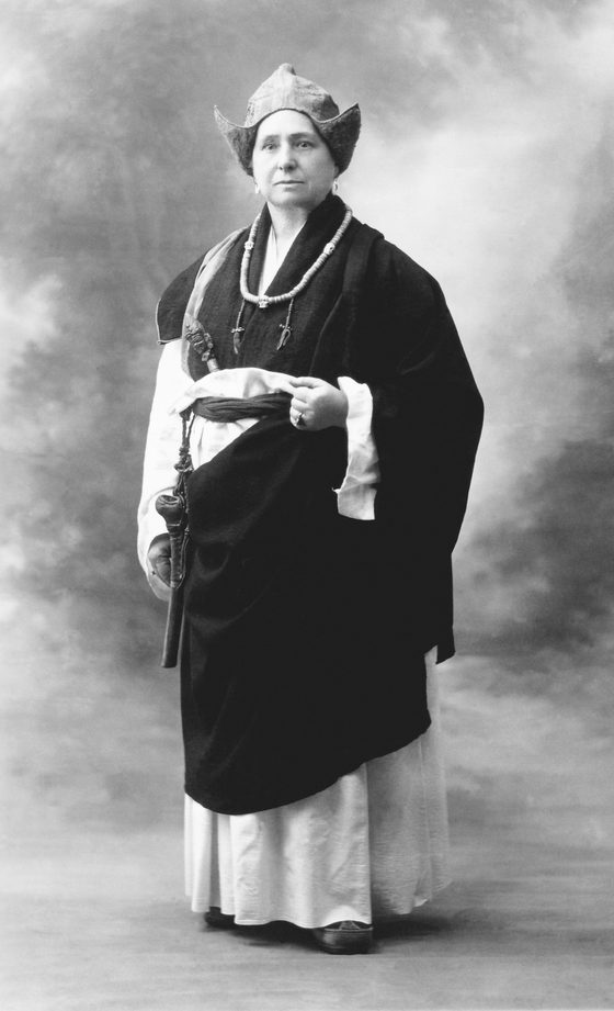 Alexandra David-Néel en tenue tibétaine, studio de Calcutta, 1924