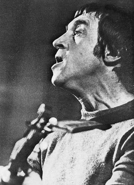 Vladimir Vyssotski chantant sur scène, guitare à la main
