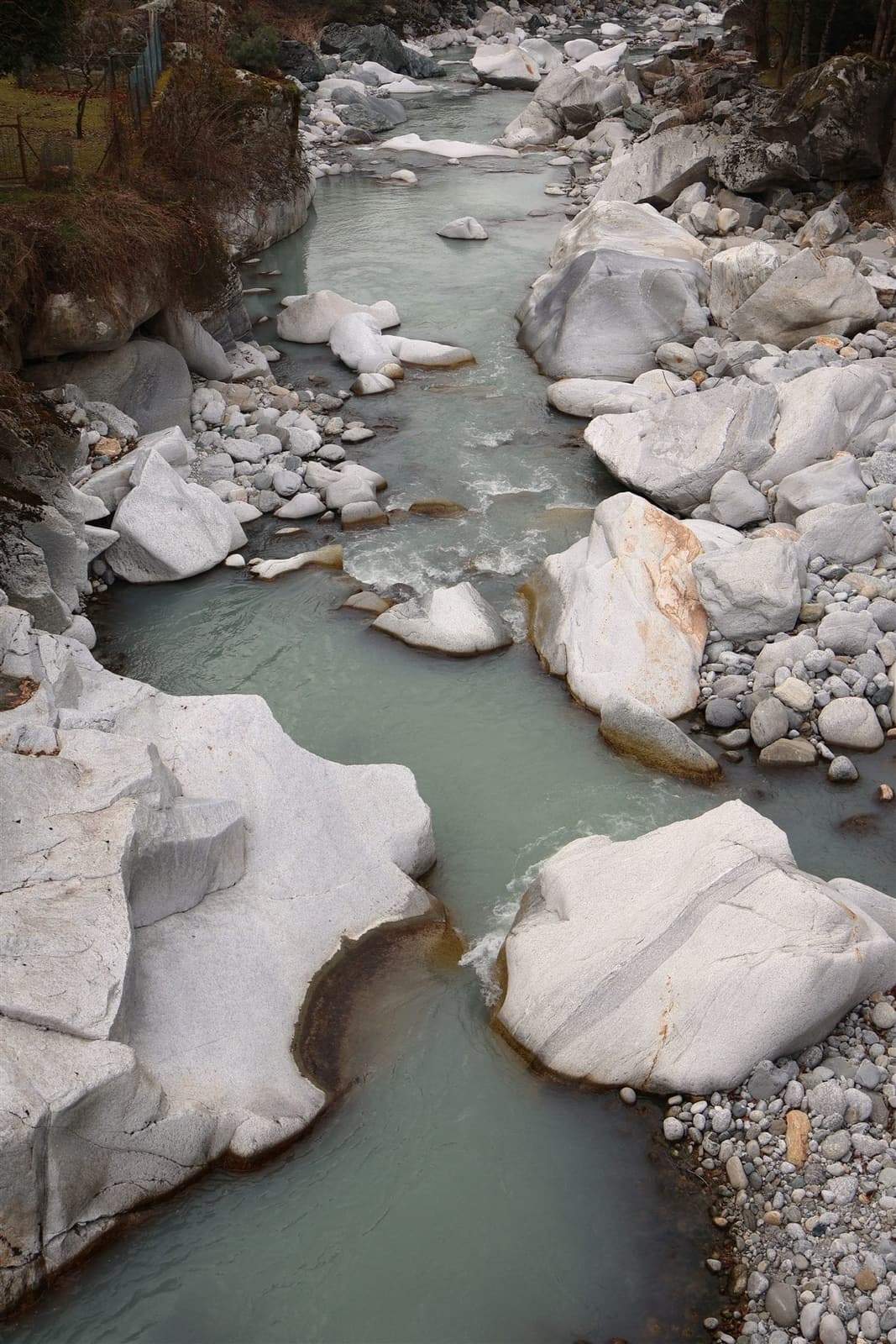 Rivière entre rochers de marbre blanc, dans des gorges